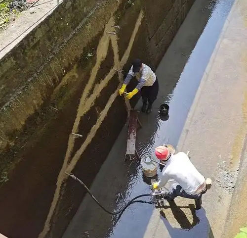 杨林街道污水池堵漏
